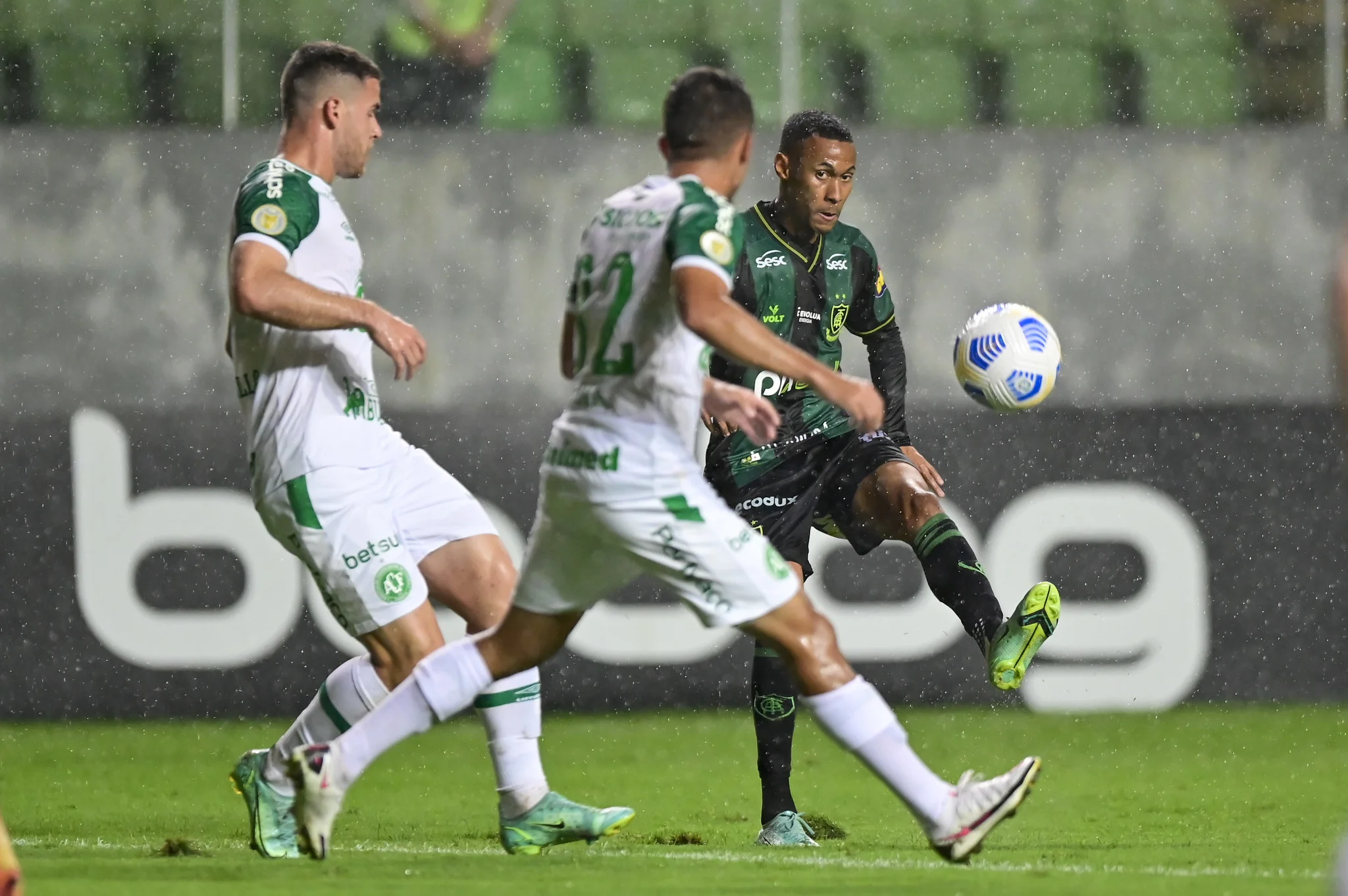 América-MG vence a Chapecoense e entra de vez na briga por vaga na Libertadores