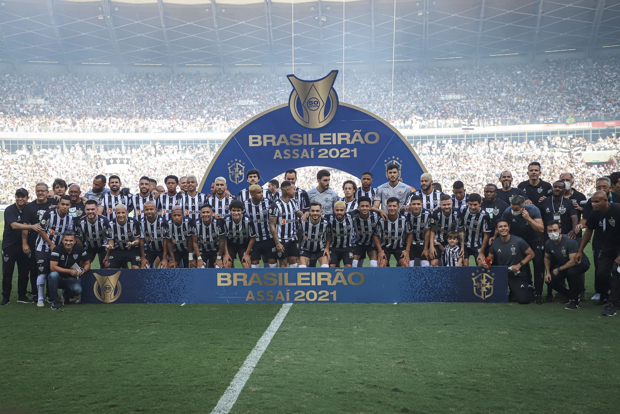 Atlético-MG vence o Bragantino com viradas, entrega da taça e festa no Mineirão