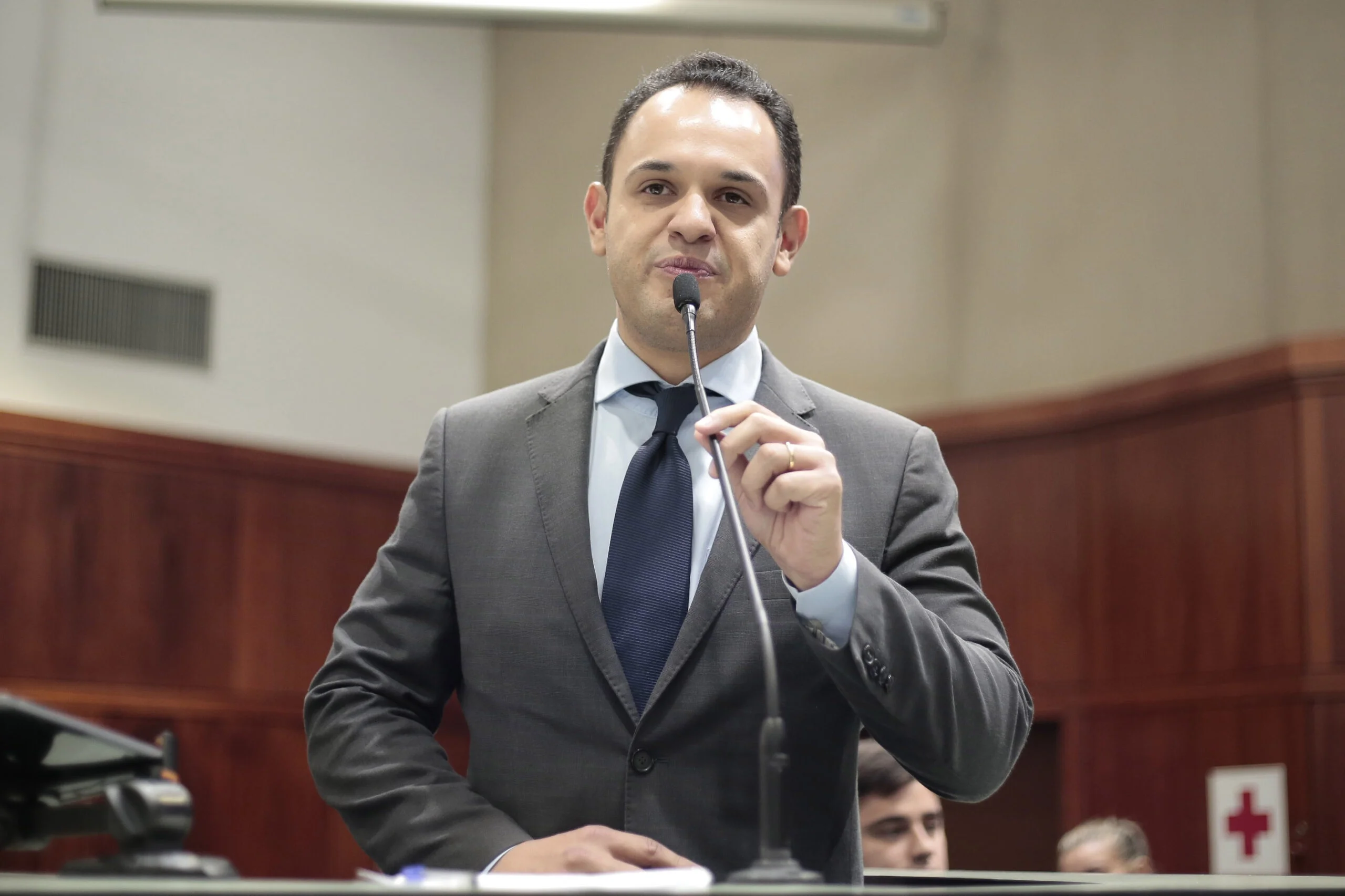 PCGO instaura investigação contra deputado Cairo Salim por crime de homofobia