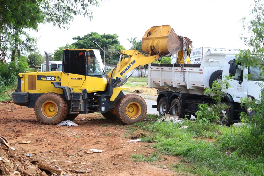 Prefeitura de Aparecida de Goiânia recolhe entulhos e reforça educação ambiental