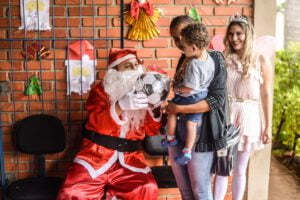 Entrega de presentes no Natal Solidário do Bairro Feliz (Foto Pollyana Cicatelli)