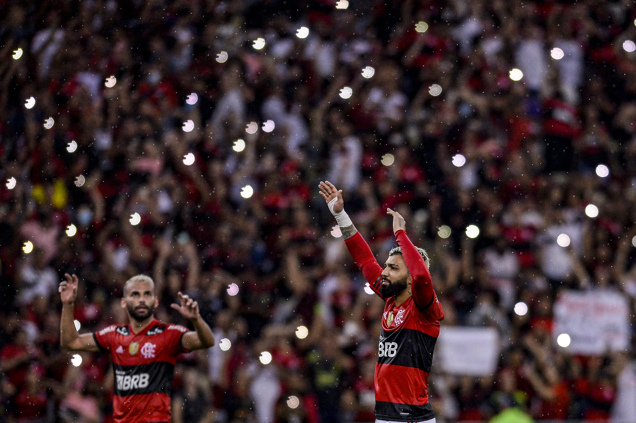 Flamengo é abraçado pela torcida, supera o Ceará e adia o título do Atlético-MG