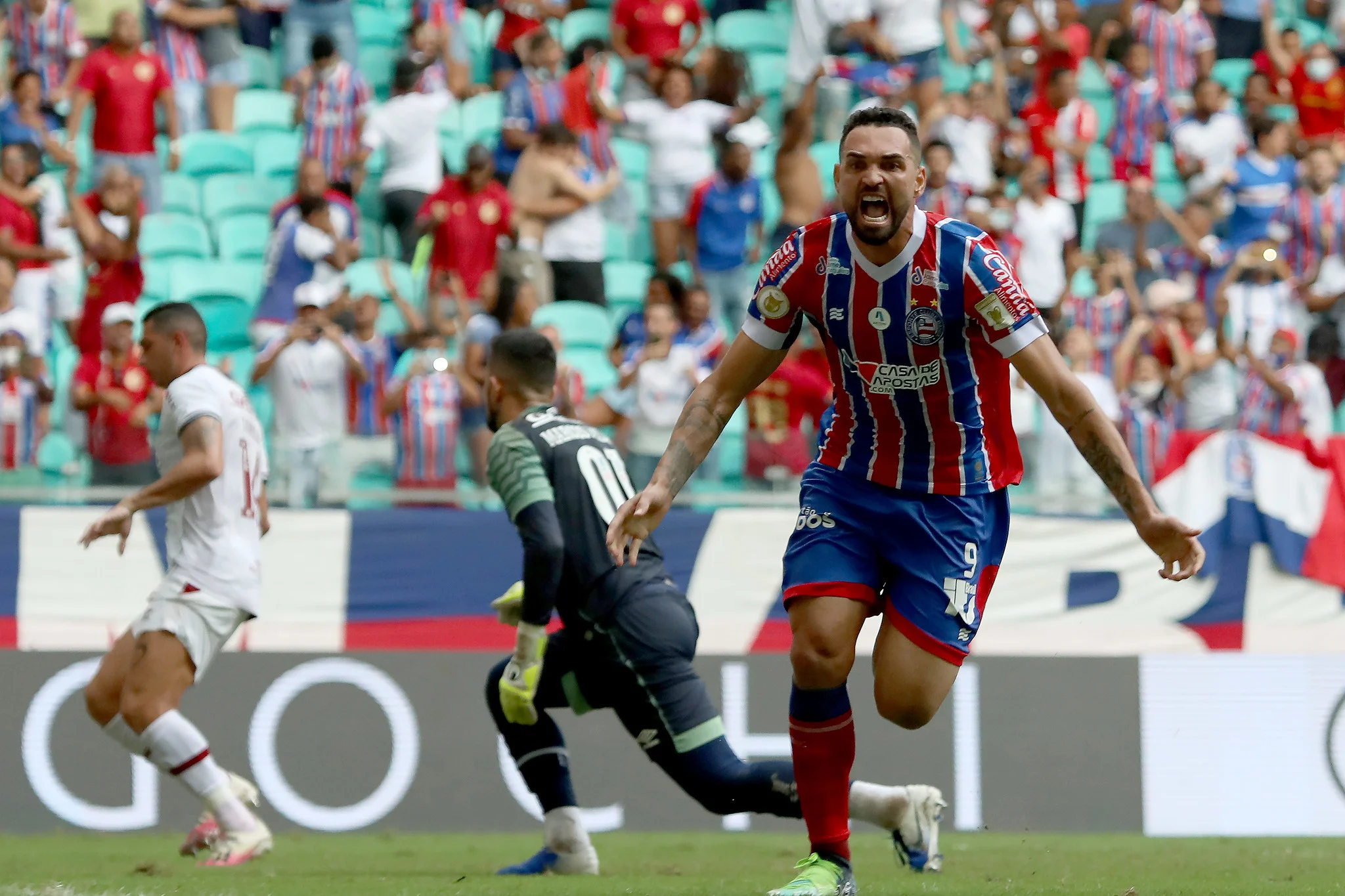 Com 2 de Gilberto, Bahia derrota Fluminense e segue vivo na luta contra descenso