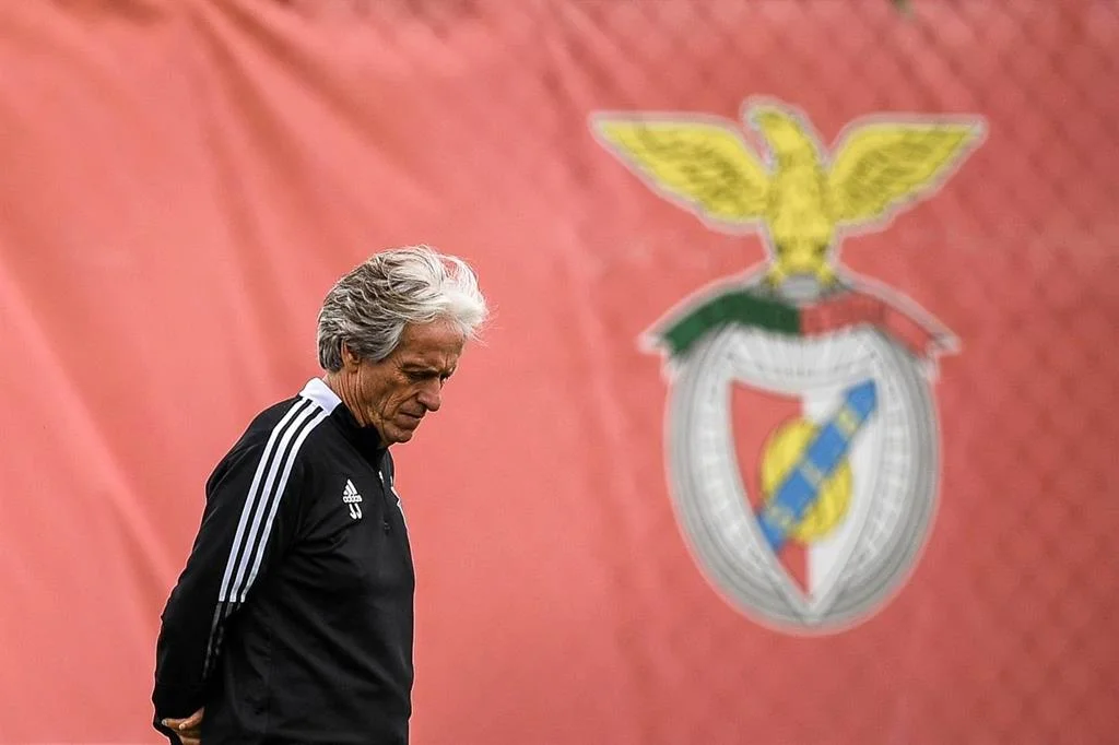 Alvo de times brasileiros, Jorge Jesus deixa o comando do Benfica