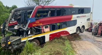 Ônibus é retirado de córrego após acidente em Aparecida de Goiânia