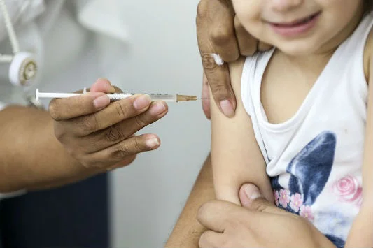 Baixa cobertura vacinal contra sarampo, difteria e paralisia infantil preocupa Saúde de Goiás