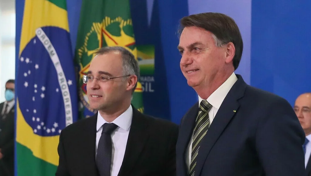 Bolsonaro comemora escolha de ‘terrivelmente evangélico’ Mendonça para o STF