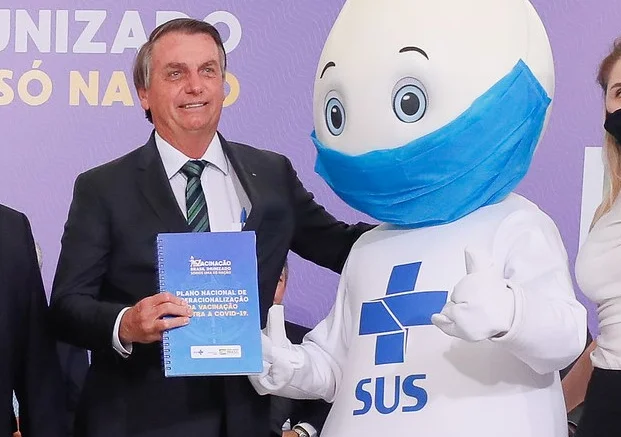 Bolsonaro fala em assinar ato para governo decidir sobre passaporte da vacina