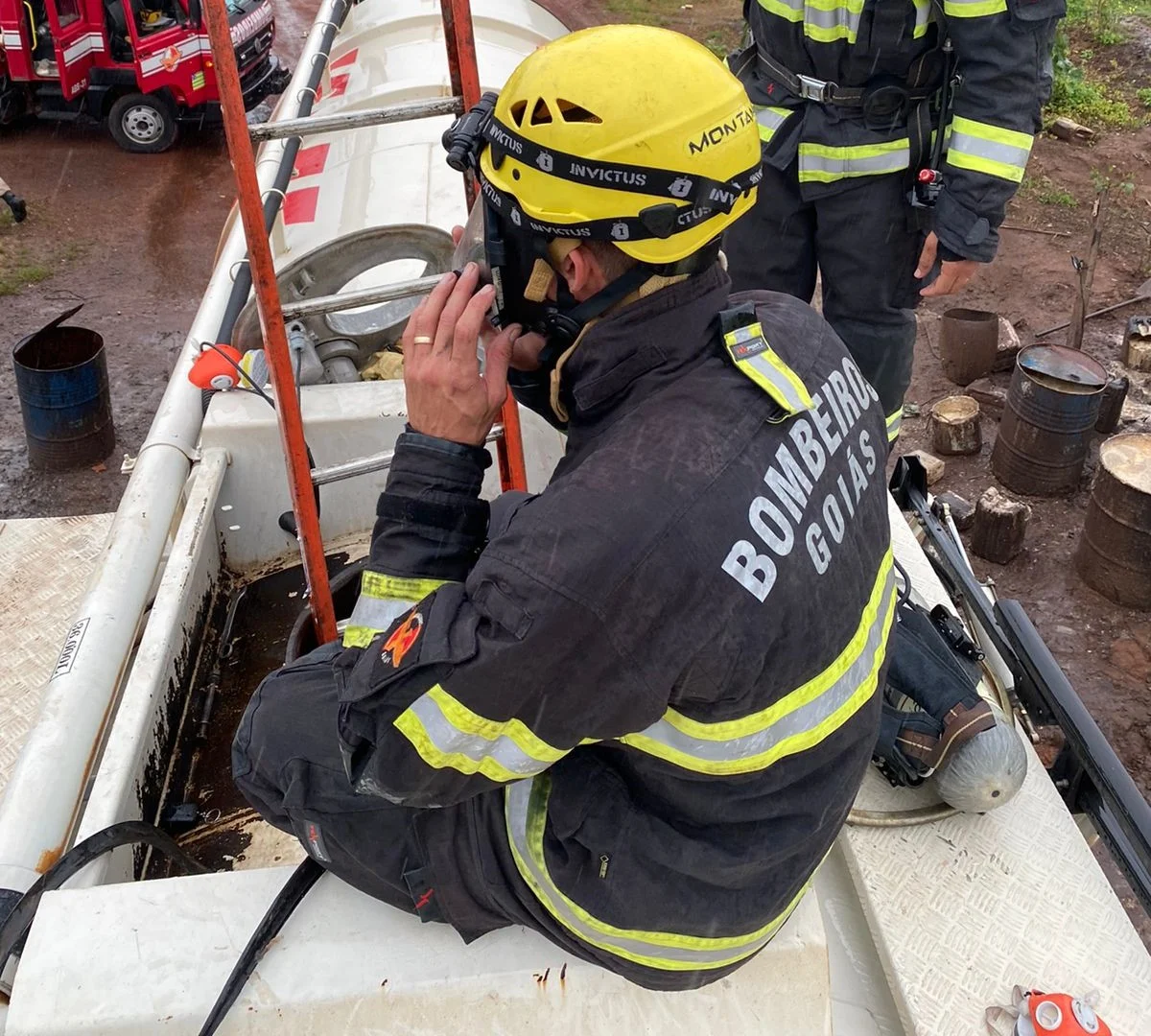 Bombeiros resgatam homens que desmaiaram em tanque de caminhão