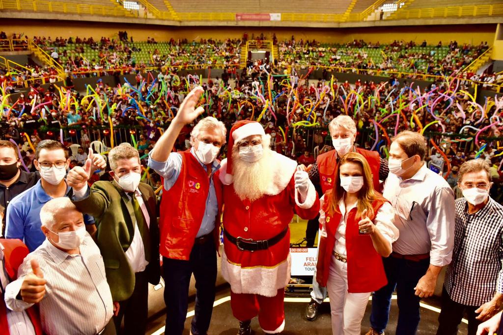 Caiado faz entrega dos primeiros brinquedos no programa Natal do Bem