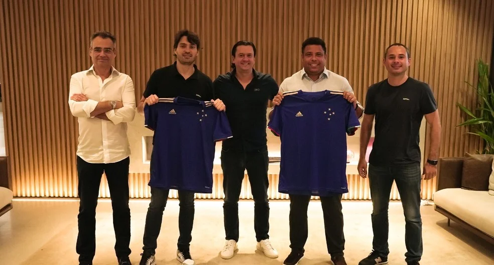 Ronaldo Fenômeno fecha acordo com diretoria e anuncia compra do Cruzeiro