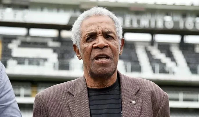 Ex-parceiros em campo, Pelé e Pepe lamentam morte do ex-atacante Dorval