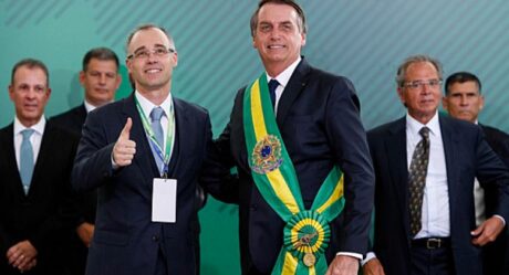 Bolsonaro, sobre André Mendonça: Para quem é evangélico, a Constituição é a Bíblia