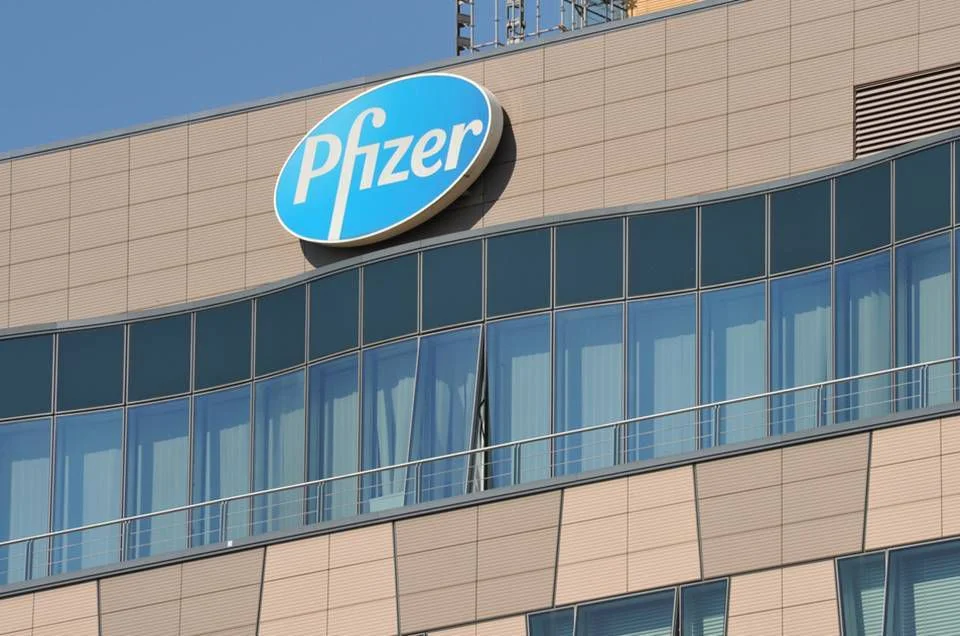 CEO da Pfizer diz que vacinação anual seria melhor do que reforços frequentes