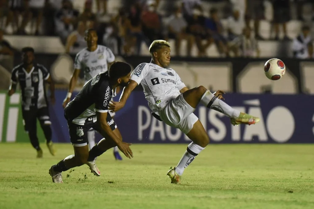 Com um a menos, Santos joga mal e empata em Limeira na estreia no Paulistão