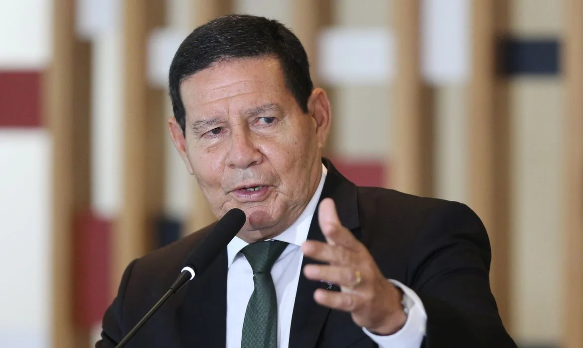 Mourão minimiza bandeiras a favor do AI-5 em manifestações bolsonaristas