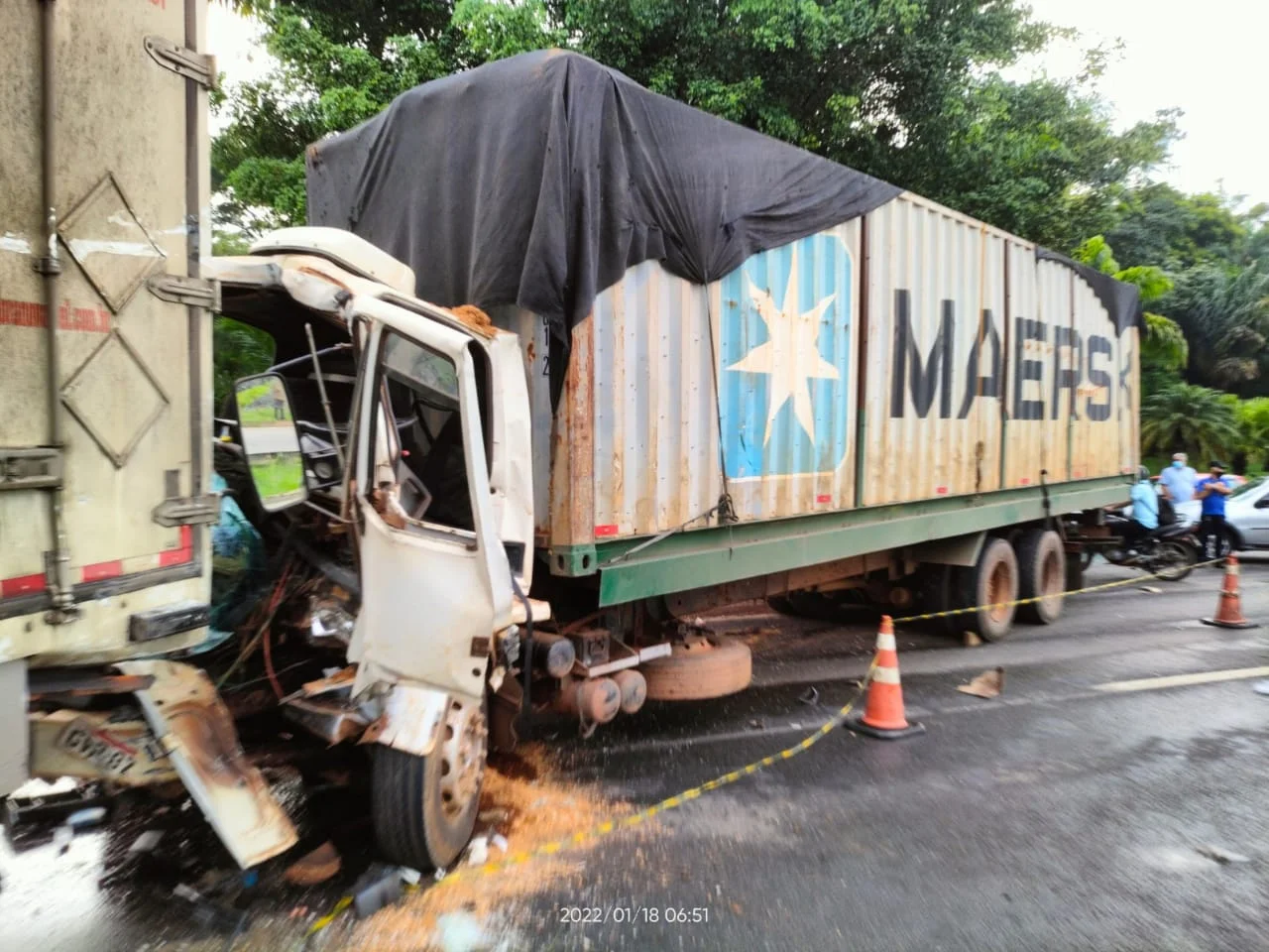 Acidente entre caminhões e carros deixa ferido na BR-153