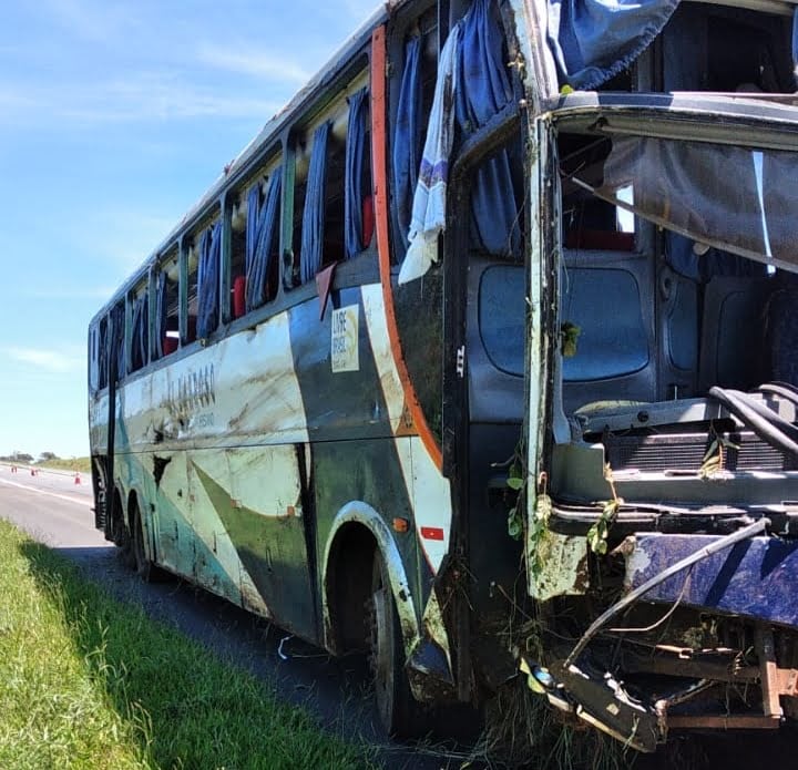 Acidente com ônibus deixa um morto e pelo menos 15 feridos no Sudeste goiano