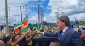 Sem máscara, Bolsonaro causa aglomeração ao cumprimentar apoiadores no Suriname