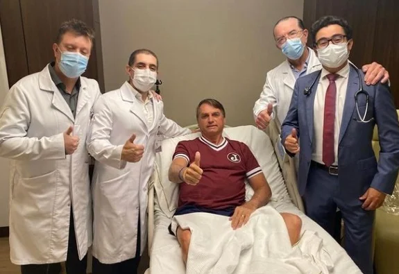 Bolsonaro publica foto com equipe médica e diz que recebeu alta do hospital