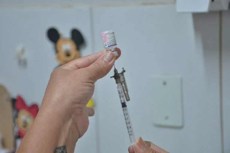 OMS não vê evidência de que criança saudável precise de dose de reforço