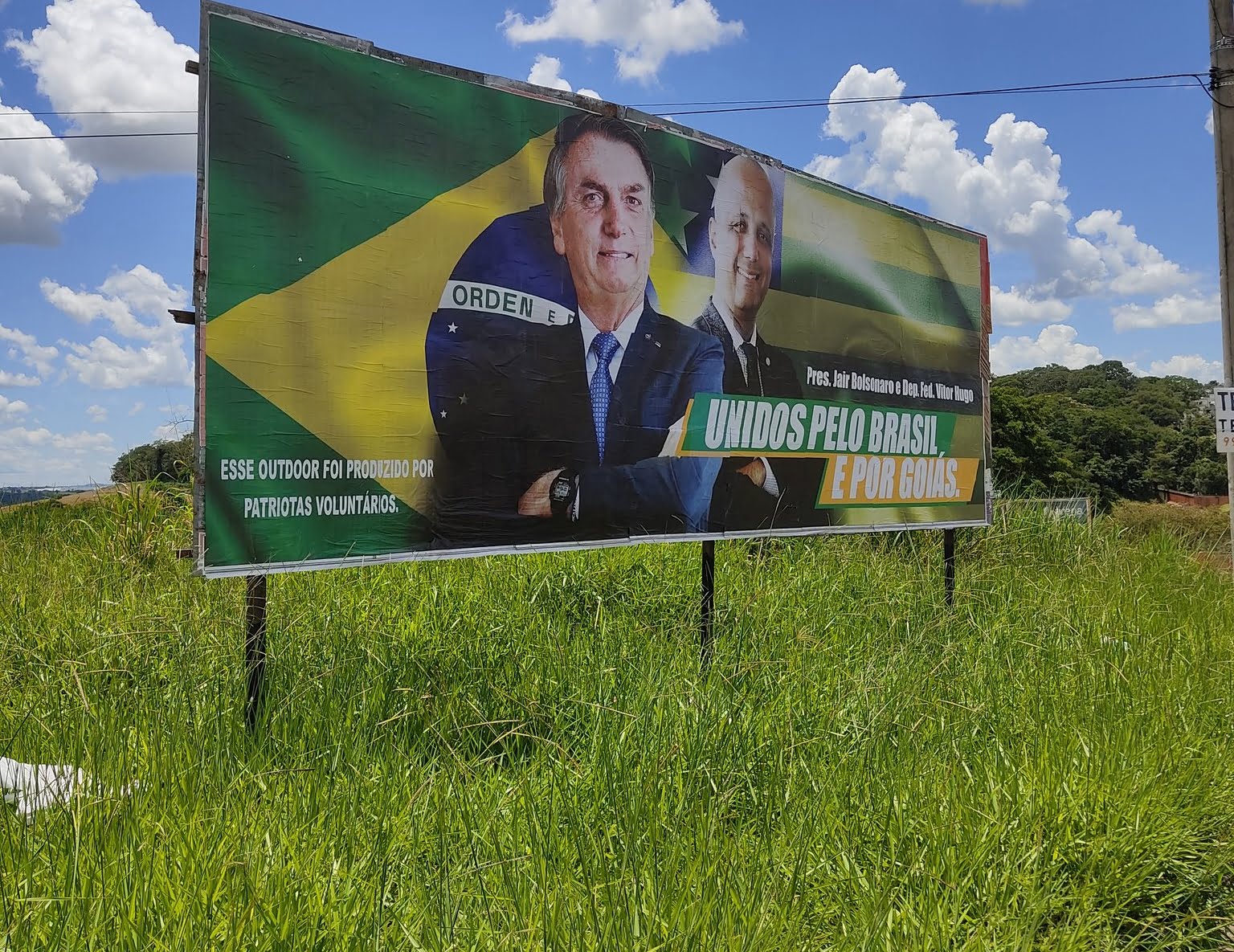 Estrutura de outdoor com foto de Bolsonaro e Major Vitor Hugo é irregular e Amma faz retirada