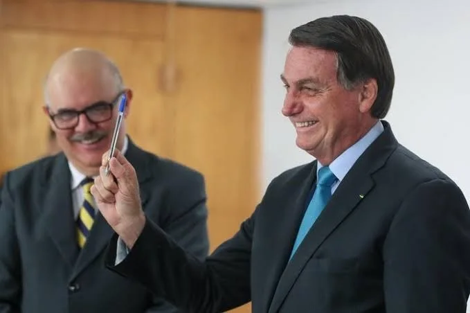 Bolsonaro oficializa novo piso de professores; municípios criticam