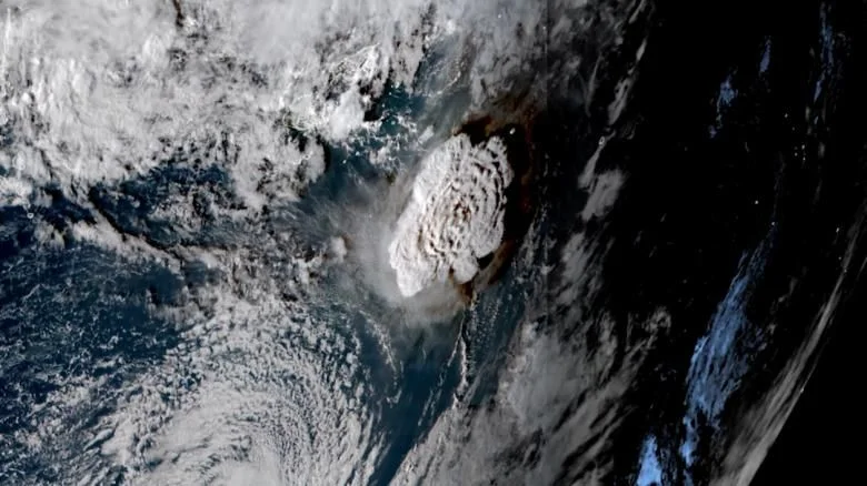 Tonga é atingida por tsunami após erupção de vulcão