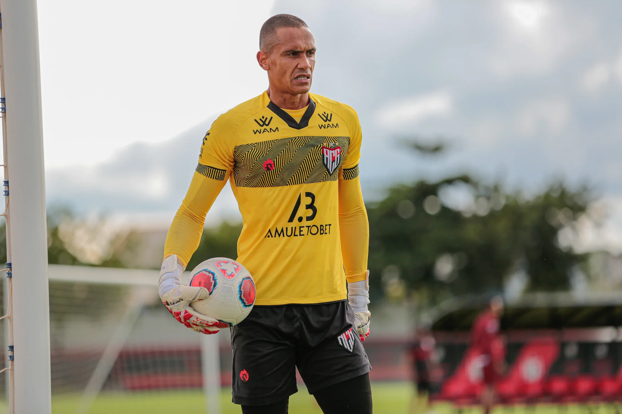 Pensando no Vila Nova, Marcelo Cabo poupa titulares no Atlético e promove estreia de goleiro contra o Goiatuba