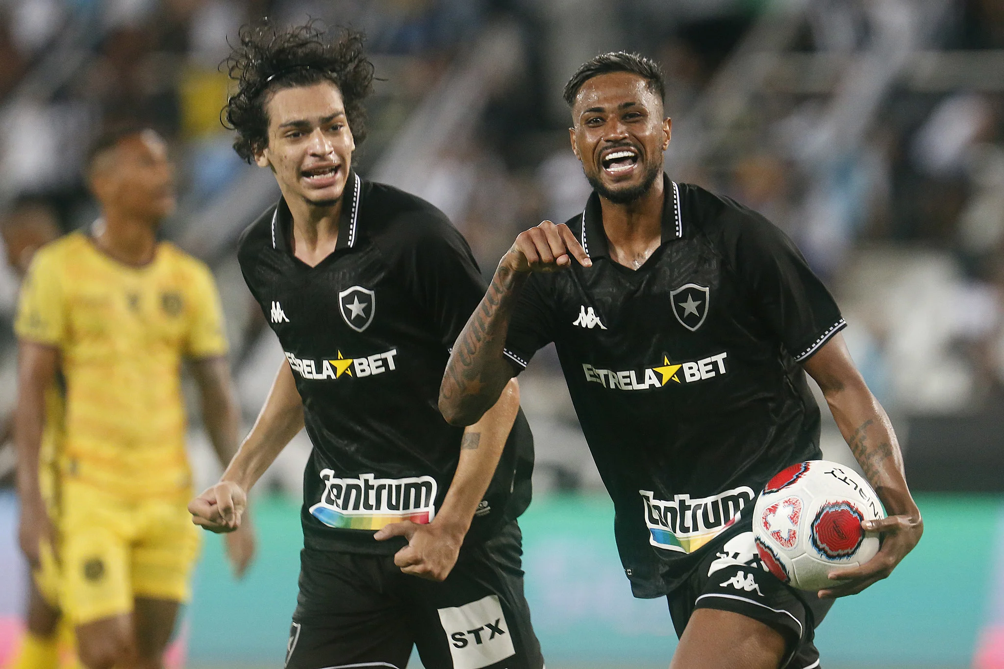 Botafogo leva 2 gols, reage e vira sobre o Madureira com belo 2° tempo no Carioca