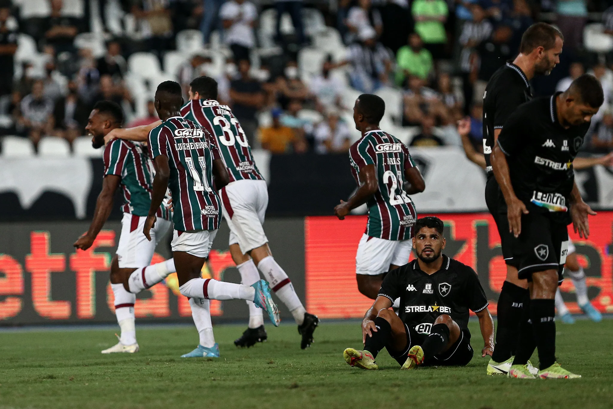 Sob o olhar de Tite, Fluminense busca virada e quebra série invicta do Botafogo