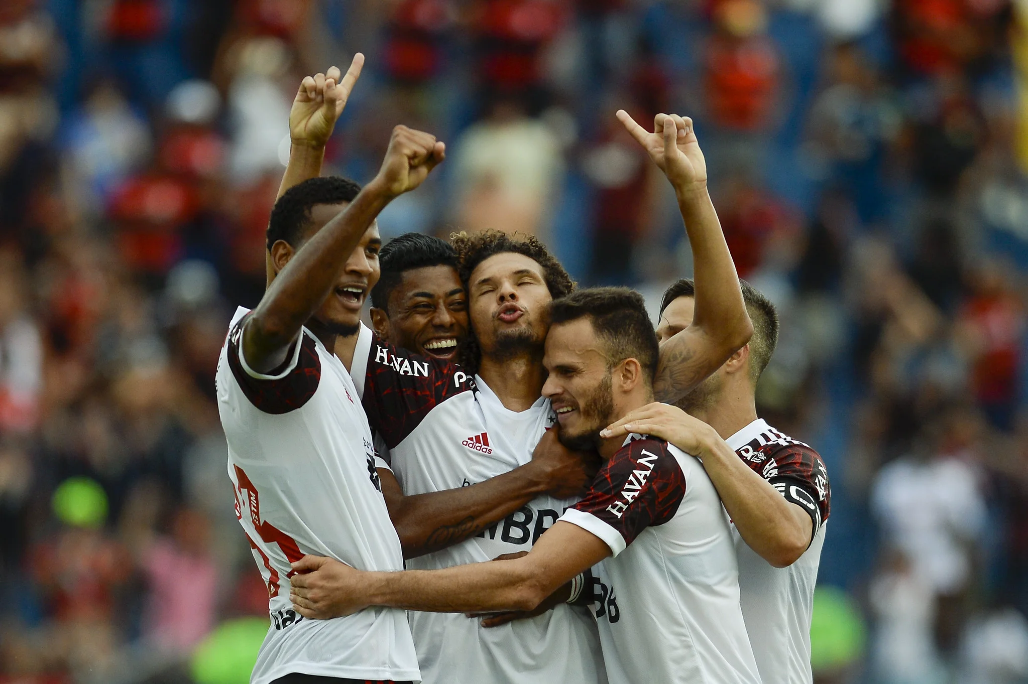 Flamengo vira contra Madureira e pressiona o Fluminense pela liderança do Carioca