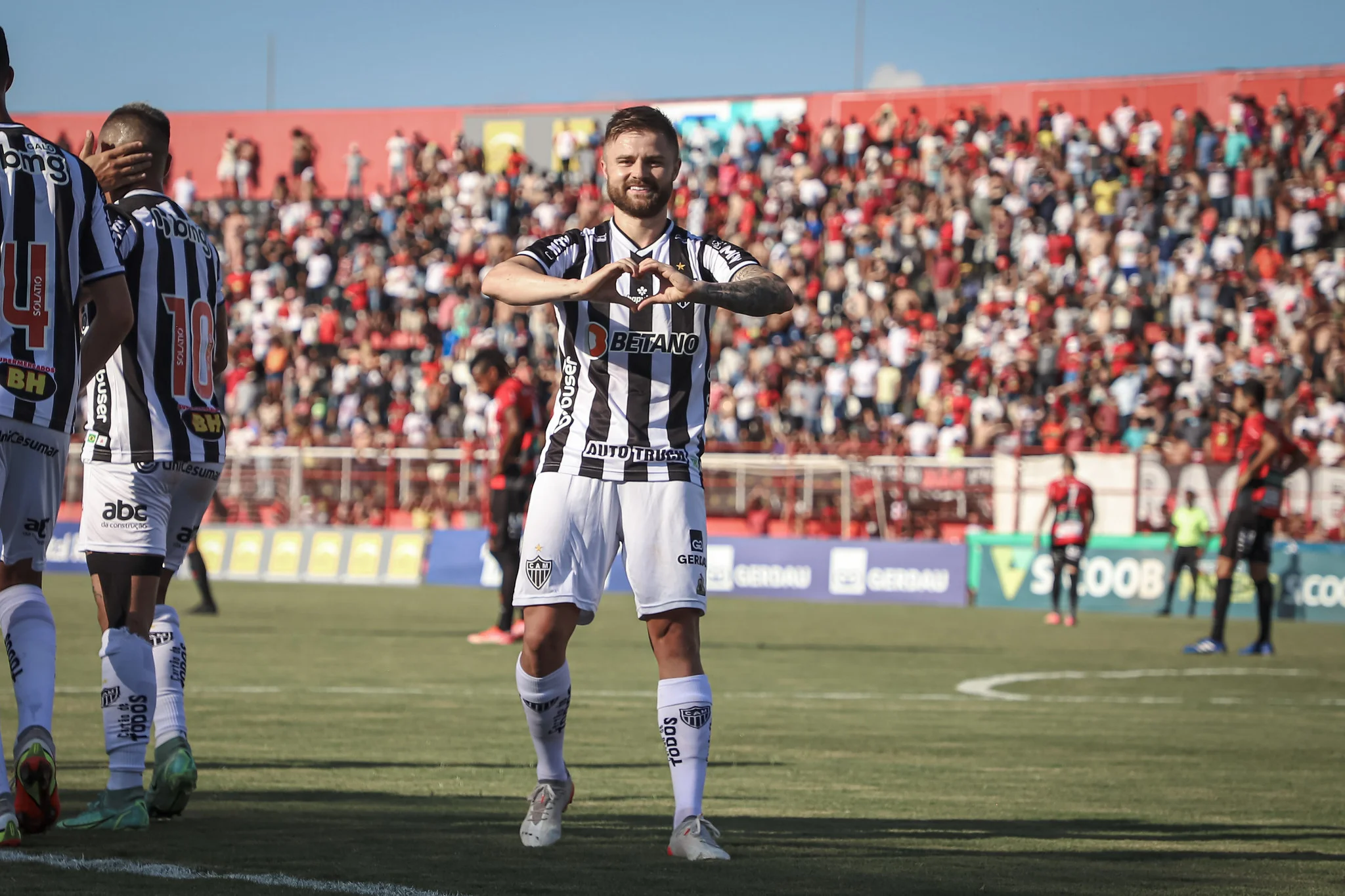 Atlético-MG marca no fim em Pouso Alegre e assume a liderança do Mineiro