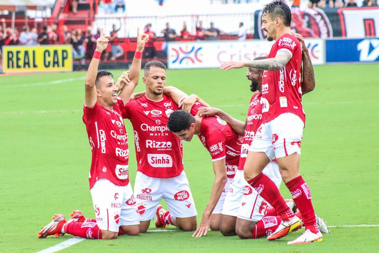 Vila Nova ganha mais um clássico diante do Atlético e assume liderança no Goianão