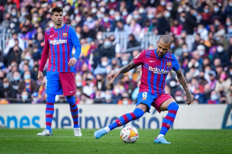 Barcelona faz 4 no Atlético em jogo com gol, assistência e expulsão de Dani Alves