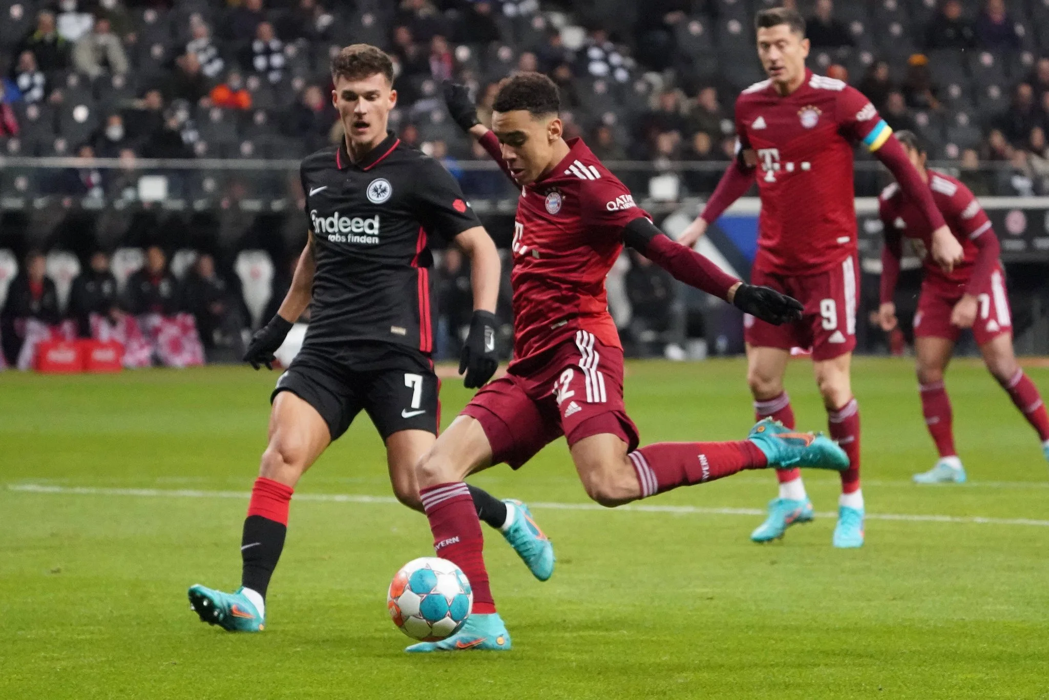 Em duelo difícil, Bayern de Munique derrota o Eintracht Frankfurt pelo Alemão