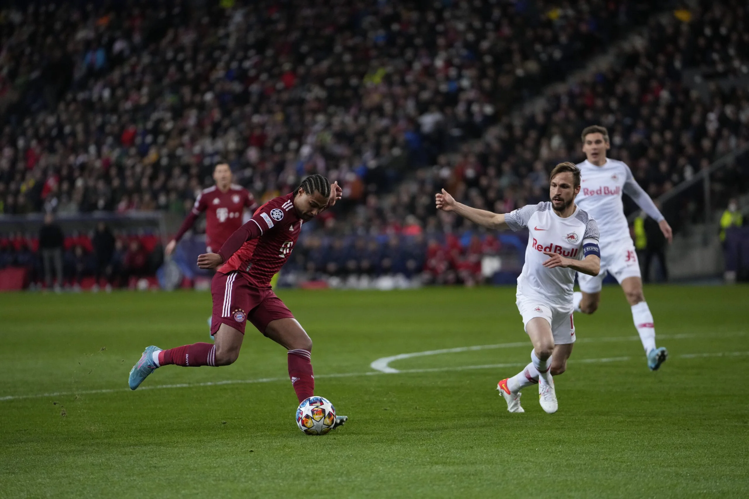 Bayern de Munique arranca empate no final diante do Salzburg, na Áustria