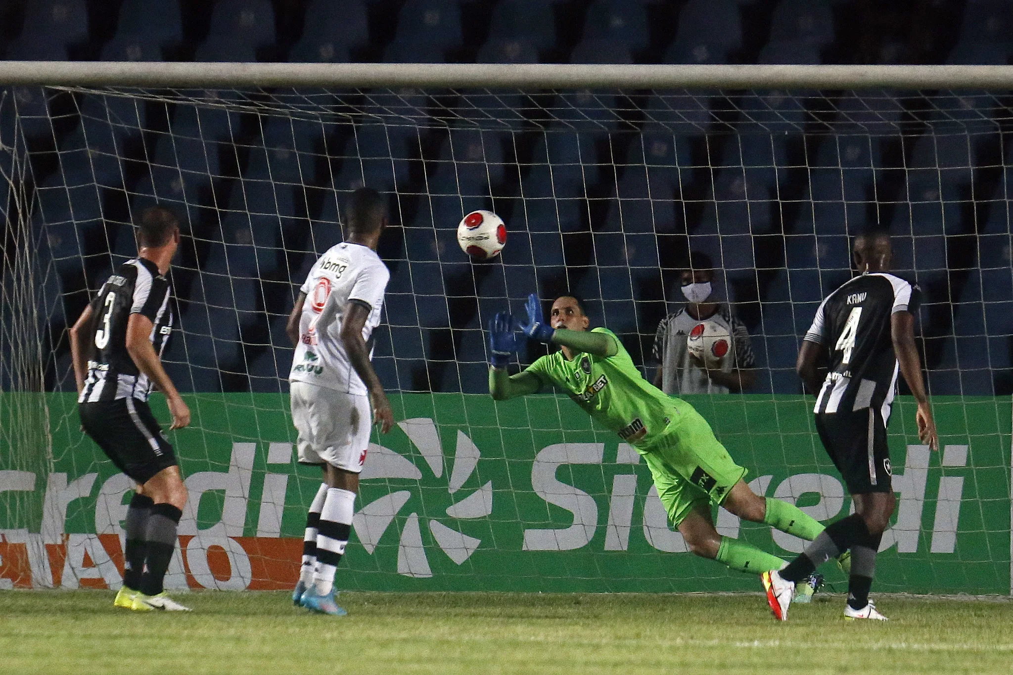 Botafogo vê Gatito brilhar em vitória sobre Vasco, que vai do topo para 4º lugar