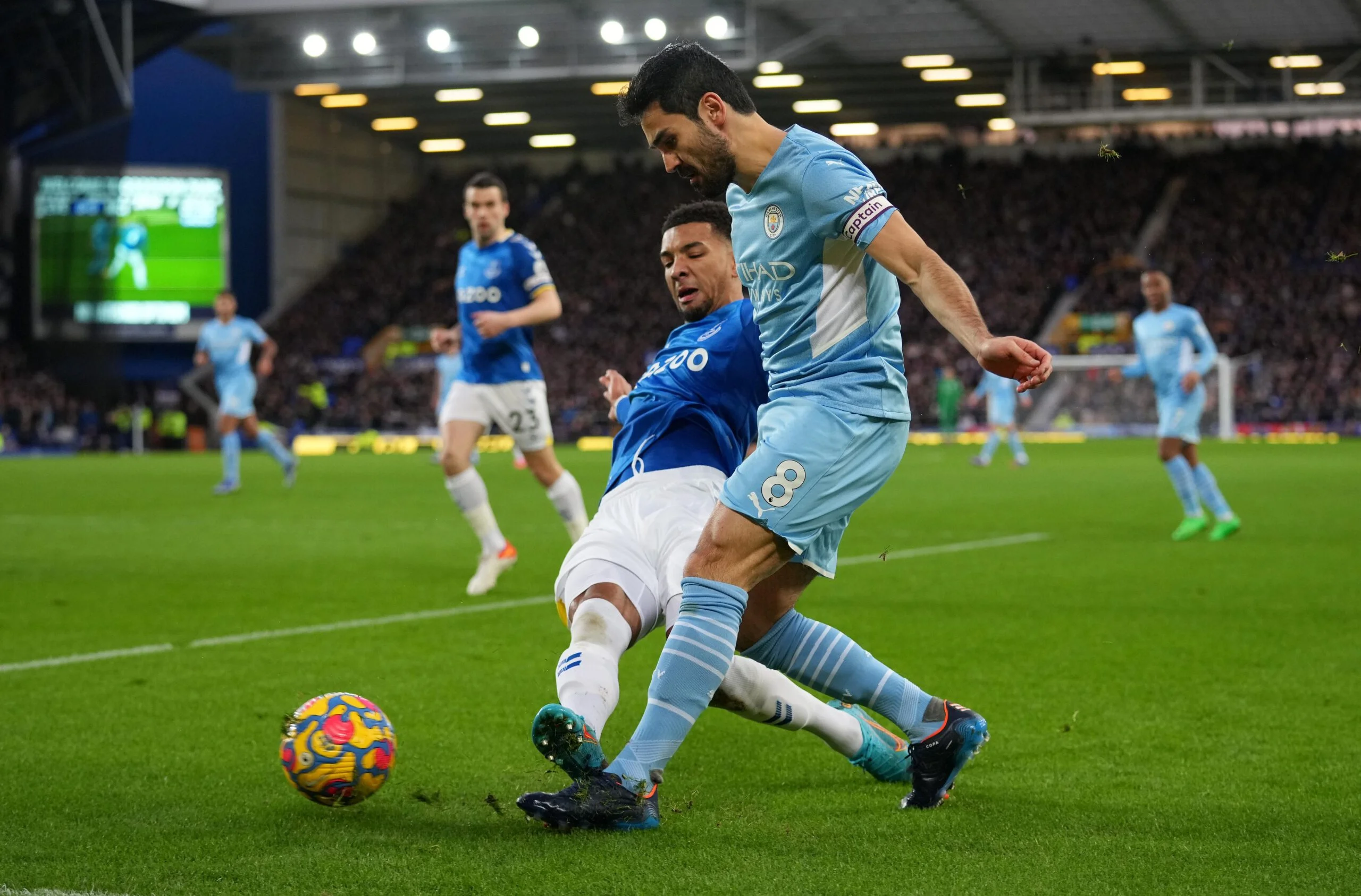 Com polêmica, Manchester City bate Everton por 1 a 0 e mantém vantagem no Inglês