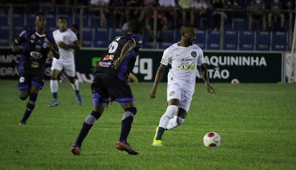 Goiás vence de virada o Goianésia em confronto de sete gols pelo Campeonato Goiano