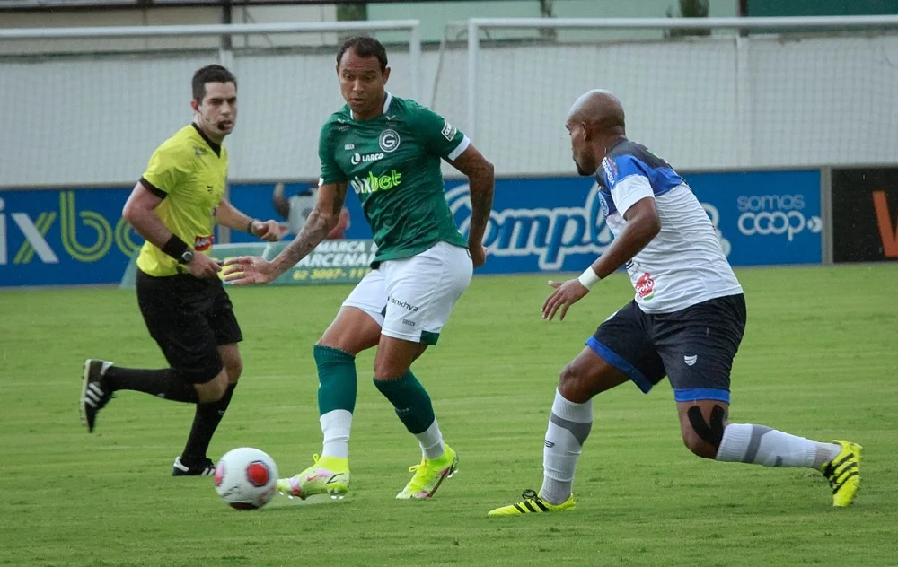 Goiás vence Goianésia em jogo que teve assistência e o primeiro gol do atacante Vinícius