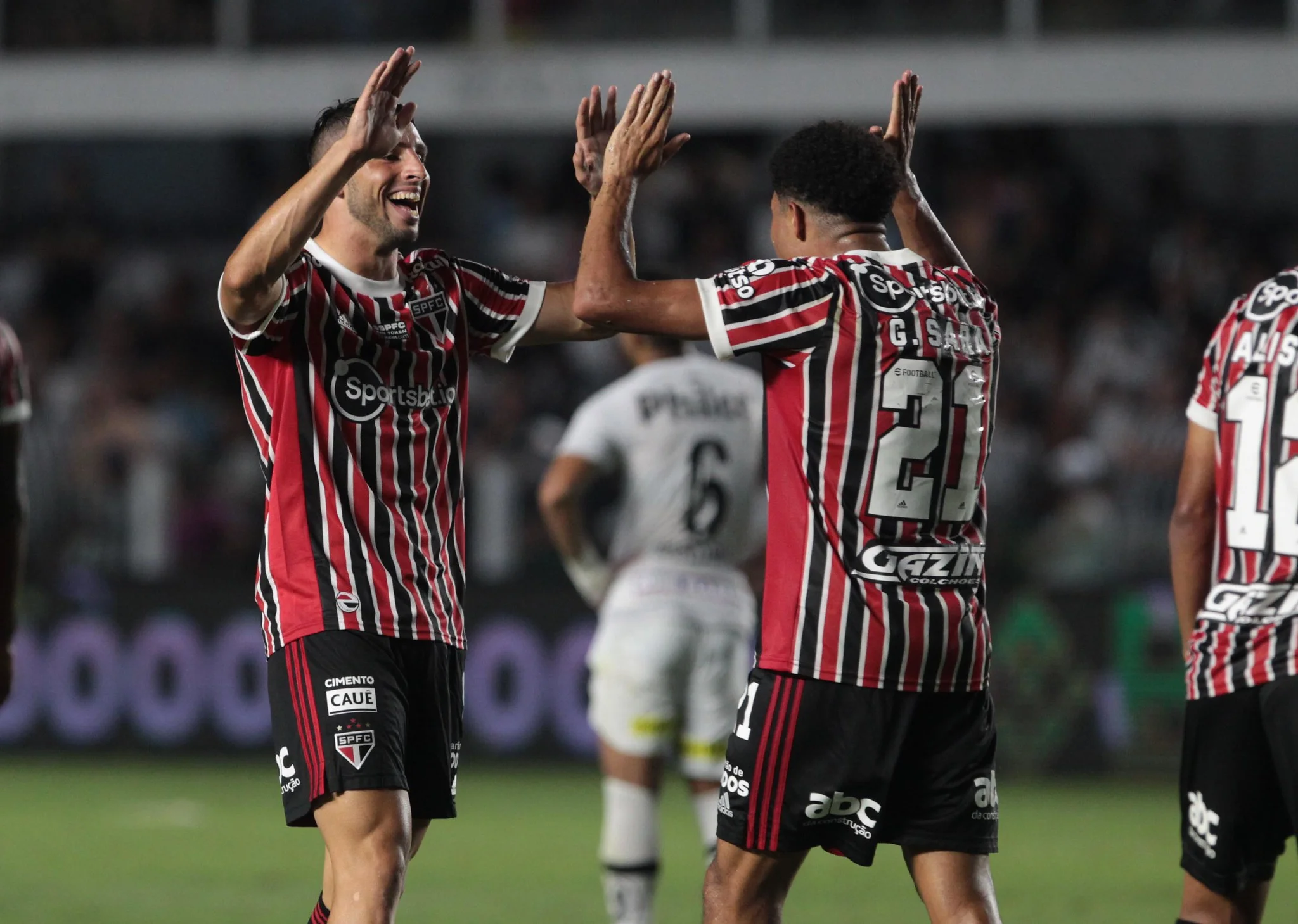 São Paulo atropela o Santos na Vila Belmiro, afunda o rival e dá paz a Ceni