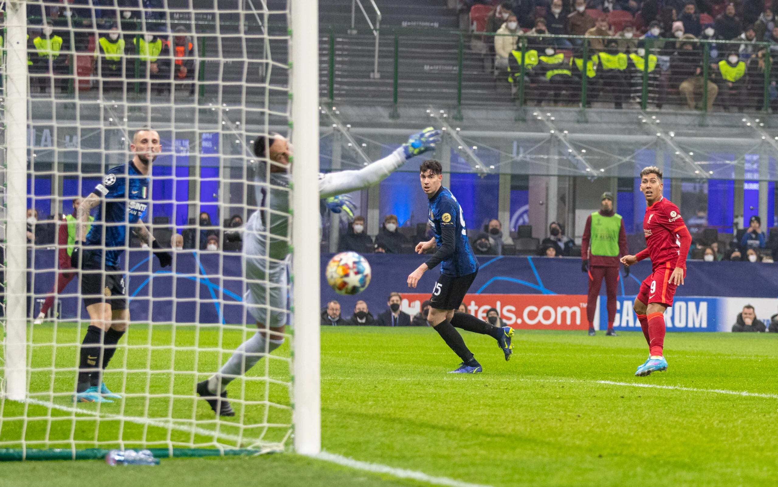 Roberto Firmino marca em dura e boa vitória do Liverpool sobre a Inter em Milão