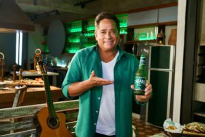 Leonardo faz show ao vivo para lançamento de cerveja Cabaré