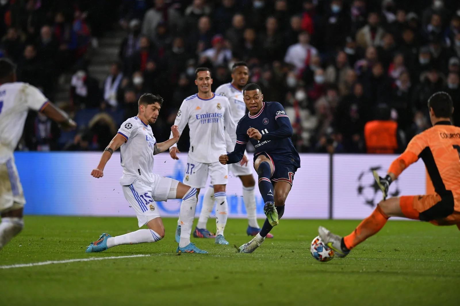 Na volta de Neymar, Messi perde pênalti, mas Mbappé define no fim e PSG bate Real