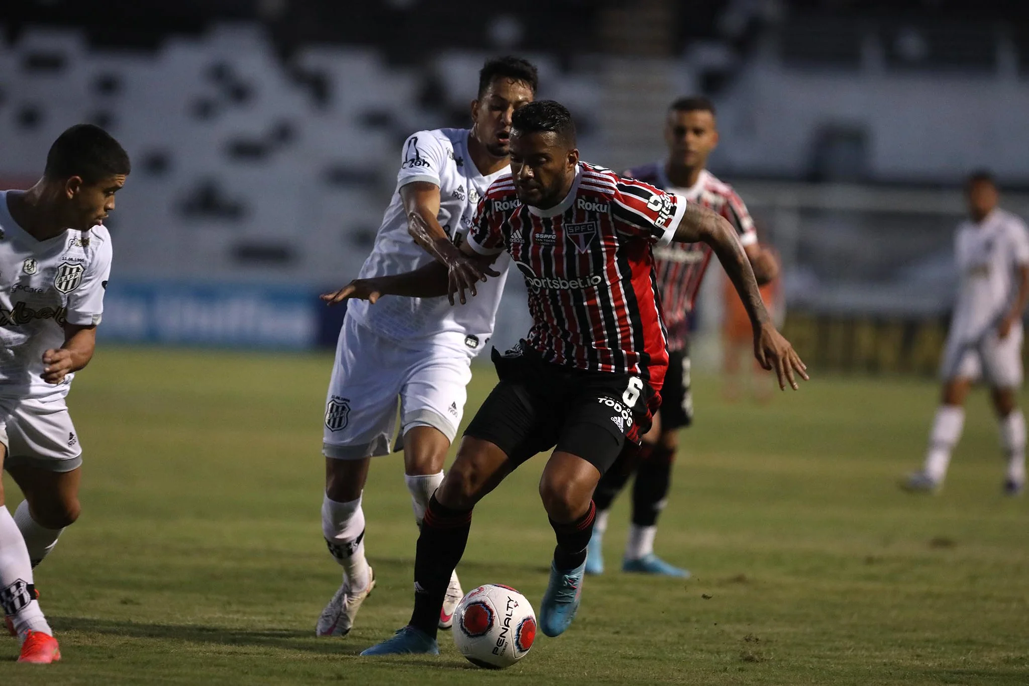 São Paulo vira sobre a Ponte Preta em 2ª vitória seguida com gol nos acréscimos