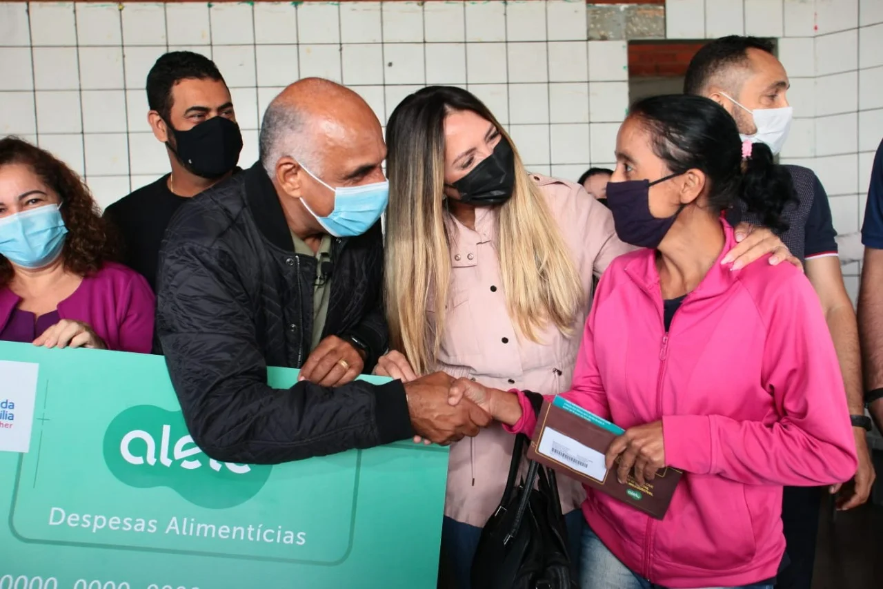 Prefeitura de Goiânia faz última entrega de cartões do programa Renda Família + Mulher, nesta segunda (21)