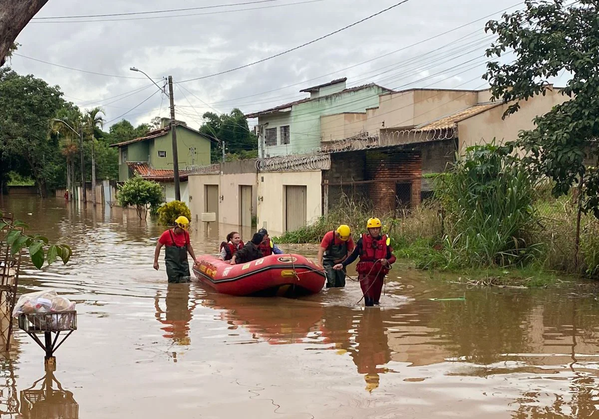 Moradores do Conjunto Caiçara são resgatados após fortes chuvas em Goiânia