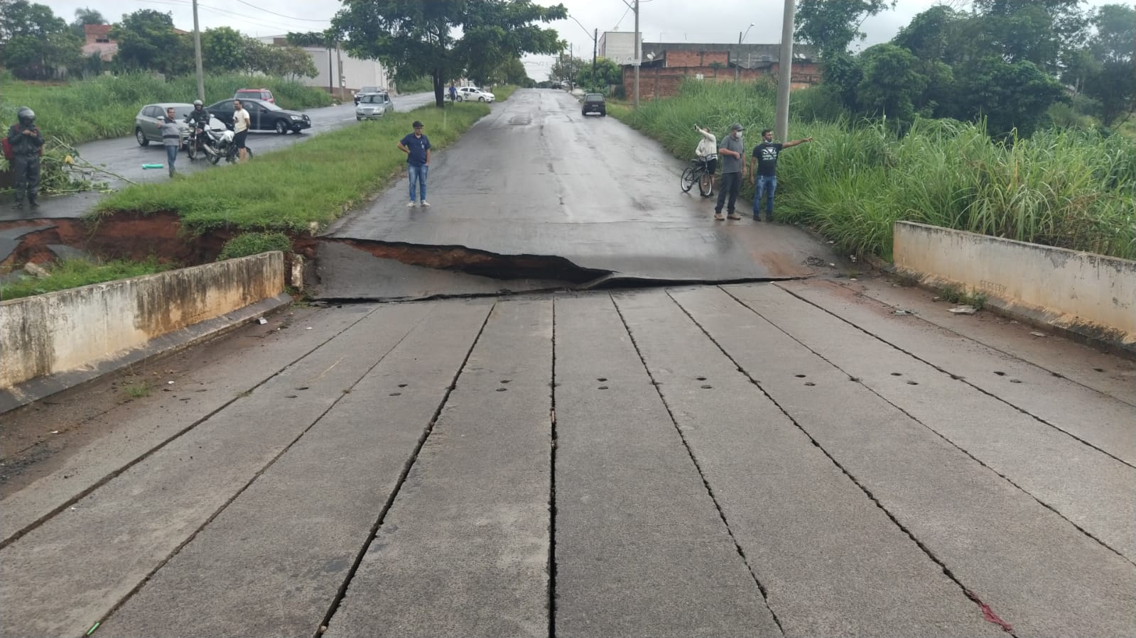 Parte de ponte sobre córrego se rompe no residencial Vale do Araguaia, após fortes chuvas em Goiânia