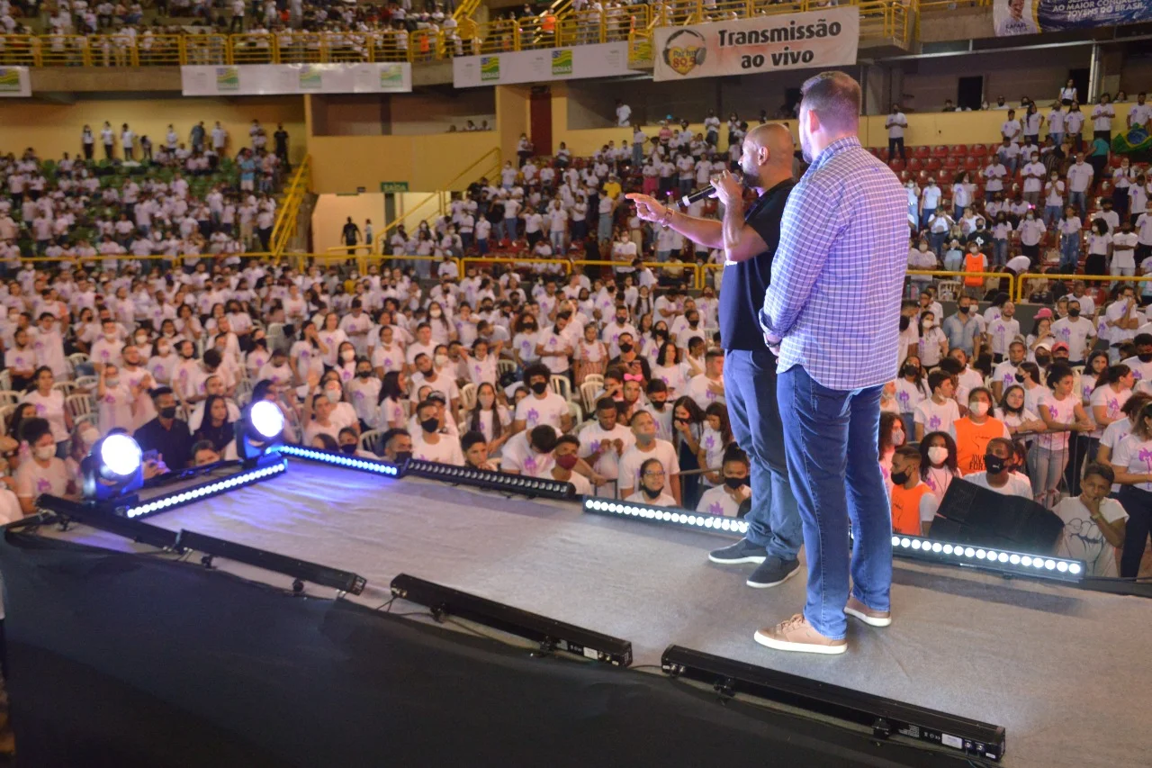 De olho no eleitorado evangélico, Gustavo Mendanha passa feriado do carnaval em eventos religiosos